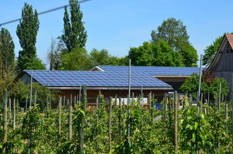 Projeto de energia solar realizado pela Camaçari Sol & Energia em telhado de área rural