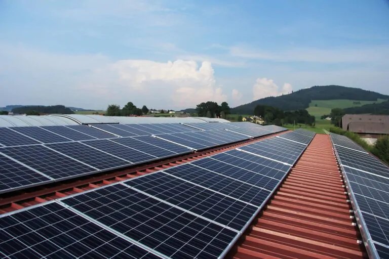 Projeto de energia solar realizado pela Camaçari Sol & Energia em telhado metálico