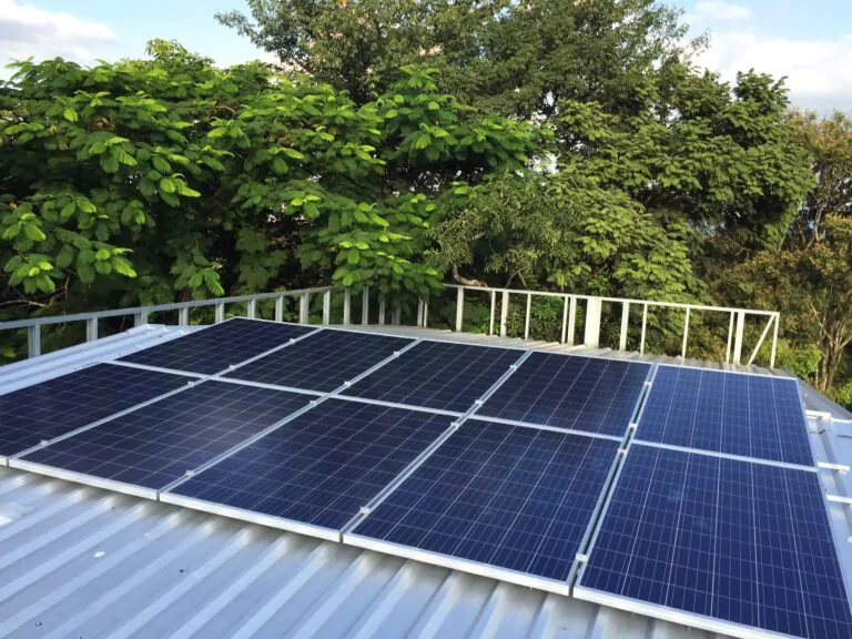 Projeto de energia solar realizado pela Camaçari Sol & Energia com painéis em telhado metálico