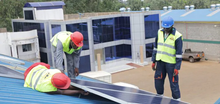 Equipe da Camaçari Sol & Energia realizando instalação de painéis solares em telhado comercial