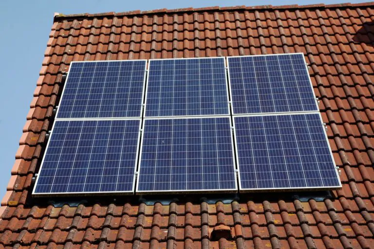 Projeto de energia solar realizado pela Camaçari Sol & Energia em telhado de cerâmica