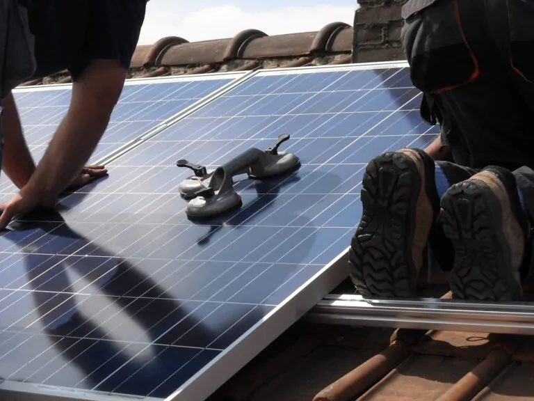 Técnicos da Camaçari Sol & Energia instalando painéis solares em telhado de cerâmica