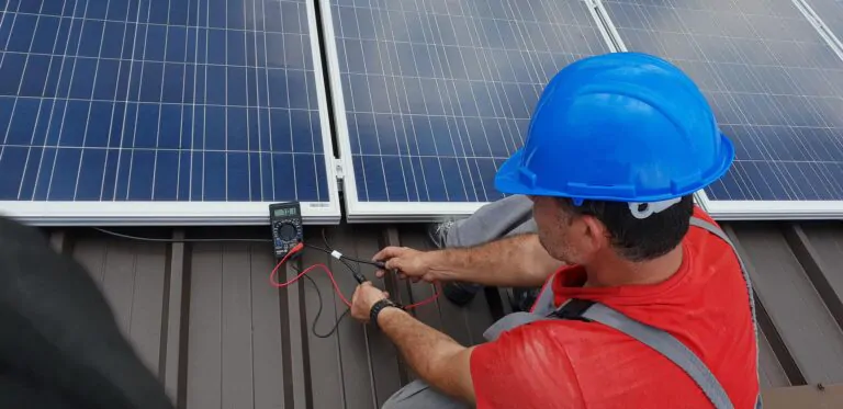 Técnico da Camaçari Sol & Energia realizando testes em painéis solares